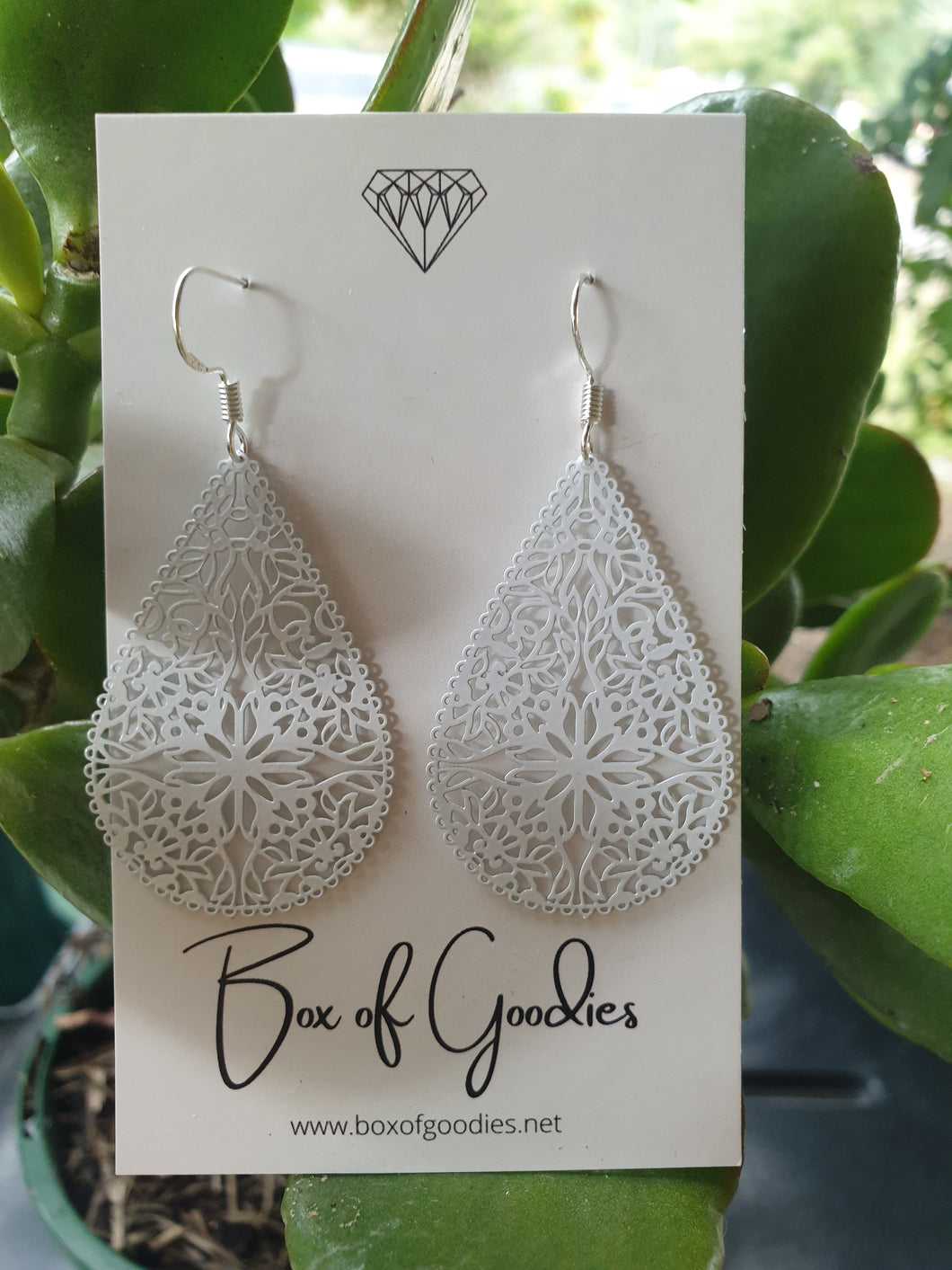 White fine teardrop filigree
